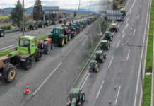 Ανοίγουν δρόμους οι αγρότες και «ζεσταίνουν τις μηχανές» για το Μαξίμου