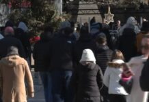 Γεμάτοι Αθηναίους και τουρίστες οι δρόμοι και οι ταβέρνες παρά το τσουχτερό κρύο σε Αθήνα & Θεσσαλονίκη