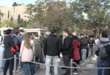 «Πλημμύρισε» τουρίστες το κέντρο της Αθήνας – «Ουρές» στην Ακρόπολη