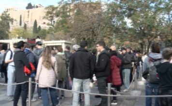 «Πλημμύρισε» τουρίστες το κέντρο της Αθήνας – «Ουρές» στην Ακρόπολη