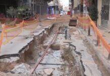 Αθήνα: Κλειστή εδώ και 6 μήνες η οδός Ευριπίδου λόγω αρχαιολογικής ανασκαφής – Την παράτησαν και έβαλαν… μουσαμά