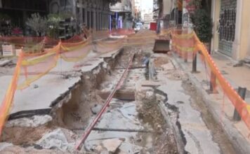 Αθήνα: Κλειστή εδώ και 6 μήνες η οδός Ευριπίδου λόγω αρχαιολογικής ανασκαφής – Την παράτησαν και έβαλαν… μουσαμά