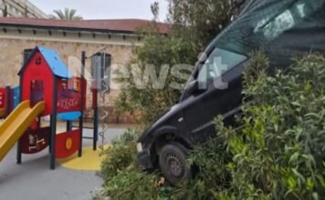 Καισαριανή: Οδηγός αυτοκίνητου έχασε τον έλεγχο και διέλυσε παιδική χαρά – Δεν σημειώθηκε τραυματισμός