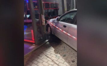 Άγιος Δημήτριος: ΙΧ έπεσε σε τζαμαρία ίντερνετ καφέ – Προηγήθηκε καταδίωξη