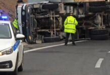 Απορριμματοφόρο ανετράπη στην περιφερειακή Αιγάλεω