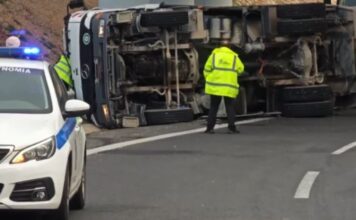 Απορριμματοφόρο ανετράπη στην περιφερειακή Αιγάλεω