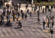 Ένταση στο συλλαλητήριο για τα Τέμπη – Γίνεται ρίψη χημικών