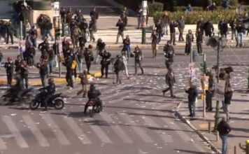 Ένταση στο συλλαλητήριο για τα Τέμπη – Γίνεται ρίψη χημικών