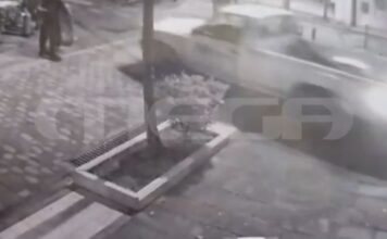 Αίγιο: Απίστευτες εικόνες από κλοπή σε κοσμηματοπωλείο – Χτύπησαν με αγροτικό τη βιτρίνα έξι φορές