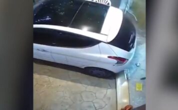 Βάρη: Εμβόλισαν με αυτοκίνητο κατάστημα για να το ληστέψουν – Βίντεο ντοκουμέντο