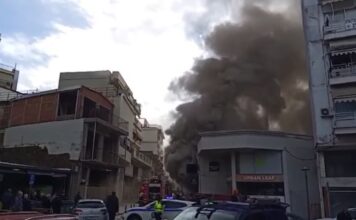 Αγρίνιο: Μεγάλη φωτιά στο κέντρο της πόλης – Πυκνοί καπνοί κάλυψαν την περιοχή