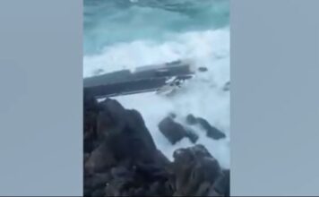 Ελαφόνησος: Συγκλονιστικές εικόνες από διάσωση επιβαινόντων σε θαλαμηγό – Κύμα κακοκαιρίας πλήττει πολλές περιοχές