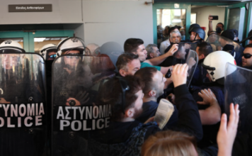 Άγρια επεισόδια κατά την επίσκεψη Γεωργιάδη στο Κρατικό Νίκαιας