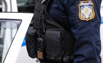 Ιωάννινα: Αστυνομικός δέχθηκε επίθεση από δράστη κατά τη διάρκεια σύλληψης – Τον δάγκωσε και του προκάλεσε σοβαρό τραύμα