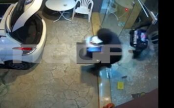 Βάρη: Βίντεο ντοκουμέντο από διάρρηξη σε επιχείρηση – Διέλυσαν την βιτρίνα και πήραν μοτέρ πισίνας και αντλίες