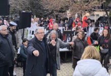 Ο Δημήτρης Κουτσούμπας έσυρε τον χορό στο καρναβάλι του δήμου Χαϊδαρίου