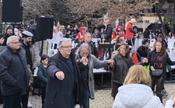 Ο Δημήτρης Κουτσούμπας έσυρε τον χορό στο καρναβάλι του δήμου Χαϊδαρίου