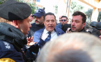 Χαμός στον «αέρα» ανάμεσα στον Άδωνι Γεωργιάδη και τον γιατρό από τη Νίκαια: «Αυτές οι εικόνες είναι χούντα» – «Έπρεπε να του έχω κάνει αυτόφωρο»