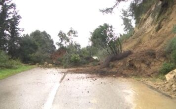 Προβλήματα & πλημμύρες από την κακοκαιρία που σάρωσε τη χώρα – Νεκρός οδηγός που παρασύρθηκε από χείμαρρο