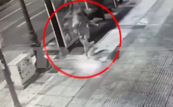 Καλλιθέα: Άγριος ξυλοδαρμός 45χρονης από τον σύντροφό της στη μέση του δρόμου – Βίντεο ντοκουμέντο