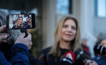 Καταγγελία Καρυστιανού: Δεν με άφησαν να μιλήσω στο Σύνταγμα – «Δεν ήταν στις λίστες», απαντά ο Η. Παπαγγελής