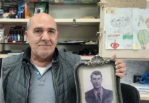 Αναγνώρισε τον παππού του στις φωτό της Καισαριανής -Δείχνει σπάνια κειμήλια και διηγείται την ιστορία του