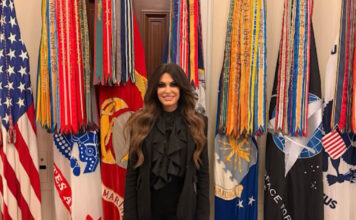 Η Κίμπερλι Γκιλφόιλ έγινε δεκτή από τον Ντόναλντ Τραμπ και τον ενημέρωσε για την πρόοδο στις σχέσεις με την Ελλάδα