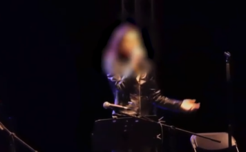 Κολωνάκι: Μεθυσμένη γνωστή 36χρονη τραγουδίστρια «έπεσε» σε 5 σταθμευμένα αυτοκίνητα