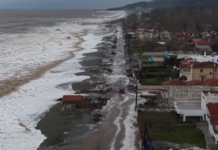 Λάρισα: Μπήκαν σε σπίτια και καταστήματα τα ορμητικά νερά – Σε απόγνωση οι κάτοικοι και οι επιχειρηματίες