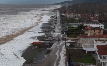 Λάρισα: Μπήκαν σε σπίτια και καταστήματα τα ορμητικά νερά – Σε απόγνωση οι κάτοικοι και οι επιχειρηματίες