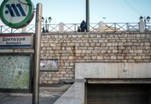 Μετρό Συντάγματος: Νεαροί τράβηξαν τον μοχλό κίνδυνου σε δρομολόγιο – Εκκενώθηκε ο συρμός