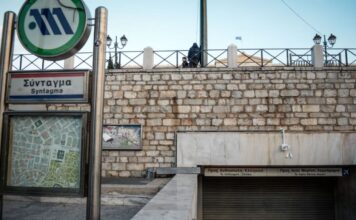 Μετρό Συντάγματος: Νεαροί τράβηξαν τον μοχλό κίνδυνου σε δρομολόγιο – Εκκενώθηκε ο συρμός