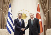 Όλα όσα συνέβησαν στη συνάντηση Μητσοτάκη – Ερντογάν στην Τουρκία: Το «πηγαδάκι», τα κομπολόγια, οι δηλώσεις και το «αυτοκρατορικό» μενού