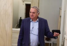 Νέα Αριστερά: Αποχωρούν Μπίστης και εννέα ακόμη μέλη της Κεντρικής Επιτροπής, διαφωνία για την «φωτογραφική αποδοκιμασία» Τσίπρα