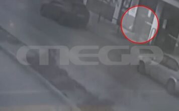 Πειραιάς: Η στιγμή που ληστής εισβάλλει σε σούπερ μάρκετ – MEGA ντοκουμέντο