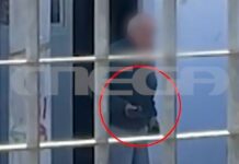 Ρέντη: Η στιγμή που 82χρονος απειλεί με όπλο μαθητές – MEGA ντοκουμέντο