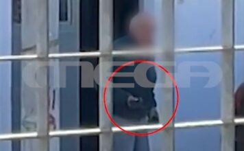 Ρέντη: Η στιγμή που 82χρονος απειλεί με όπλο μαθητές – MEGA ντοκουμέντο