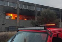 Μεγάλη φωτιά σε αποθήκη επιχείρησης με αθλητικά είδη στα Σπάτα