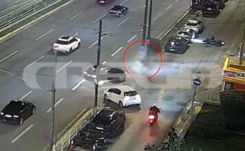 Λεωφόρος Συγγρού: Αυτοκίνητο συγκρούστηκε με μηχανή – Σε κολόνα χτύπησε ο οδηγός της