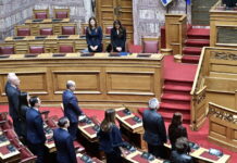 Τέμπη: Επετειακή αναφορά στη Βουλή για τα 57 θύματα και ενός λεπτού σιγή