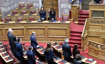 Τέμπη: Επετειακή αναφορά στη Βουλή για τα 57 θύματα και ενός λεπτού σιγή