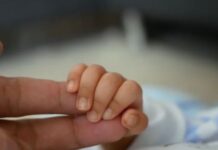 Ζάκυνθος: Τι απαντά η παιδίατρος του νοσοκομείου για το βρέφος με τη μηνιγγίτιδα – «Είναι δύσκολο» λέει η μητέρα του