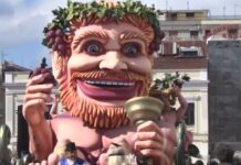 Πάνω από 60.000 καρναβαλιστές ξεχύθηκαν στους δρόμους της Πάτρας – Ξέφρενοι χοροί