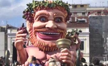 Πάνω από 60.000 καρναβαλιστές ξεχύθηκαν στους δρόμους της Πάτρας – Ξέφρενοι χοροί