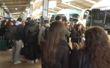 Με κάθε μέσο εγκαταλείπουν την Αθήνα οι εκδρομείς της Καθαράς Δευτέρας – Γεμάτα τα λεωφορεία για Πάτρα