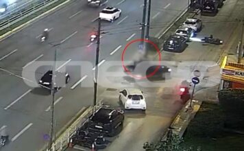 Καλλιθέα: Τροχαίο-σοκ στη λεωφόρο Συγγρού – Σύγκρουση ΙΧ με μοτοσικλέτα