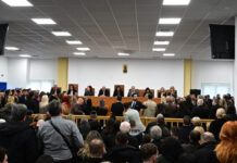 Τέμπη: Οργή των συγγενών για το χάος – Ασφυξία & καταγγελίες για την αίθουσα των 1,6 εκατ.