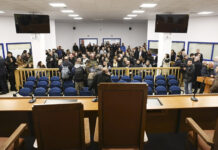 Δίκη για τα Τέμπη: Οργή για την πρεμιέρα παρωδία – Η ασφυξία στην αίθουσα και τα τεχνικά προβλήματα