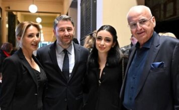 Νίκος Ανδρουλάκης: Στο θέατρο «Παλλάς» ο πρόεδρος του ΠΑΣΟΚ, παρακολούθησε την παράσταση για τον Αντώνη Καλογιάννη