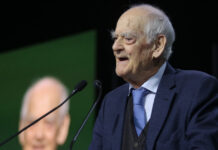 Συνέδριο ΠΑΣΟΚ: Το συγκινητικό «αντίο» του Απόστολου Κακλαμάνη – «Τόπο στα νιάτα»